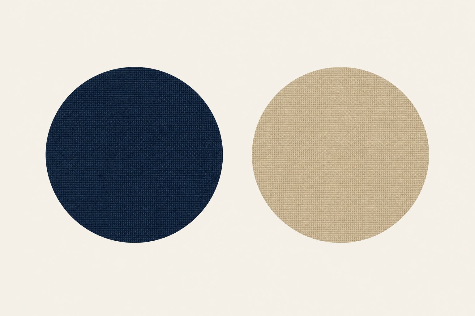 Carte dress code sur papier : deux ronds navy et champagne. Le blanc et l’ivoire sont réservés à la mariée.